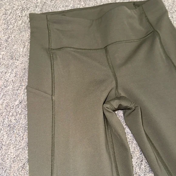 lululemon (4) Green Leggings with Slip Pockets and Back Zipped Pocket - Picture 3 of 6